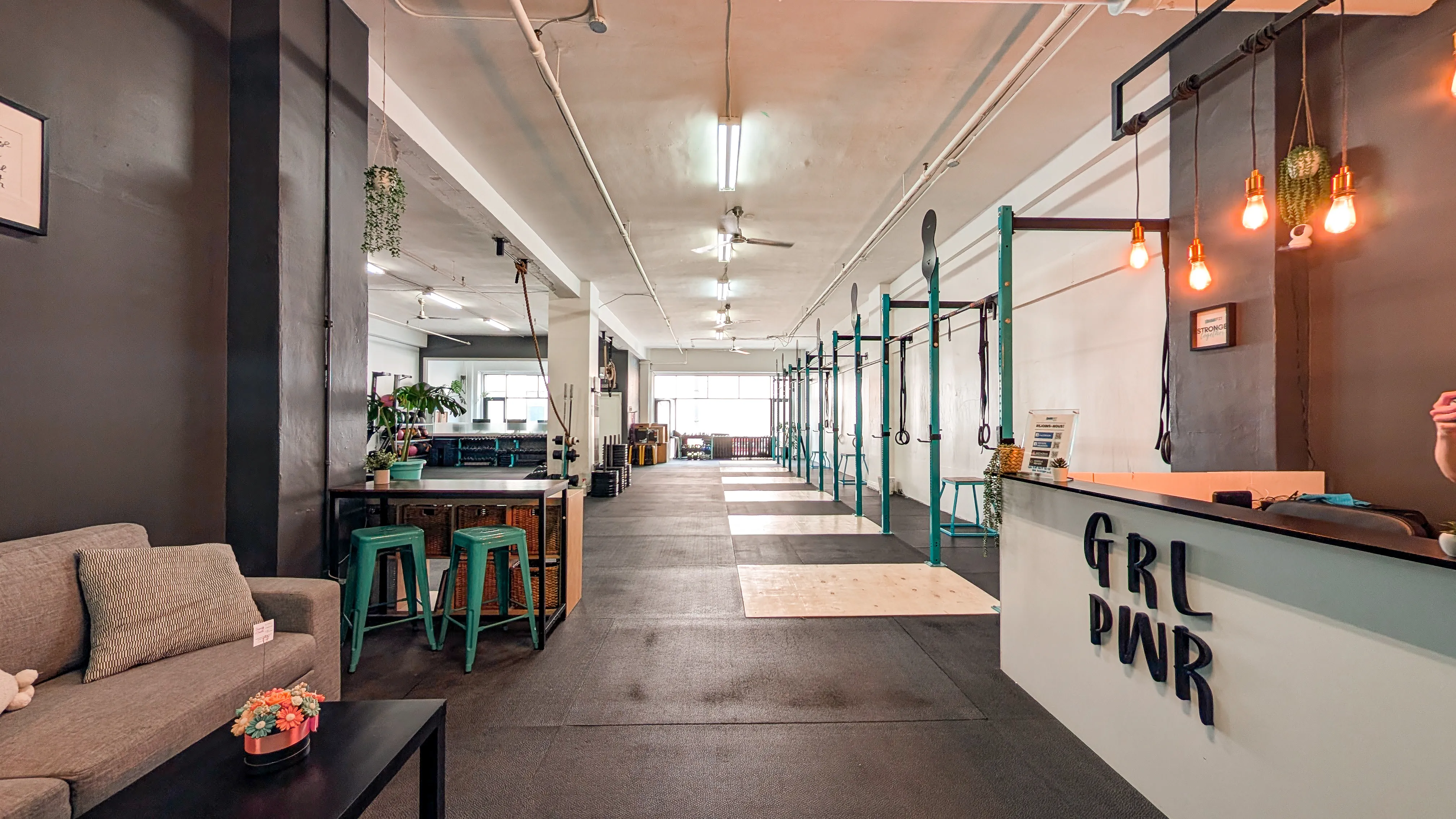 Coin d'accueil et espace du studio MissFit Montréal