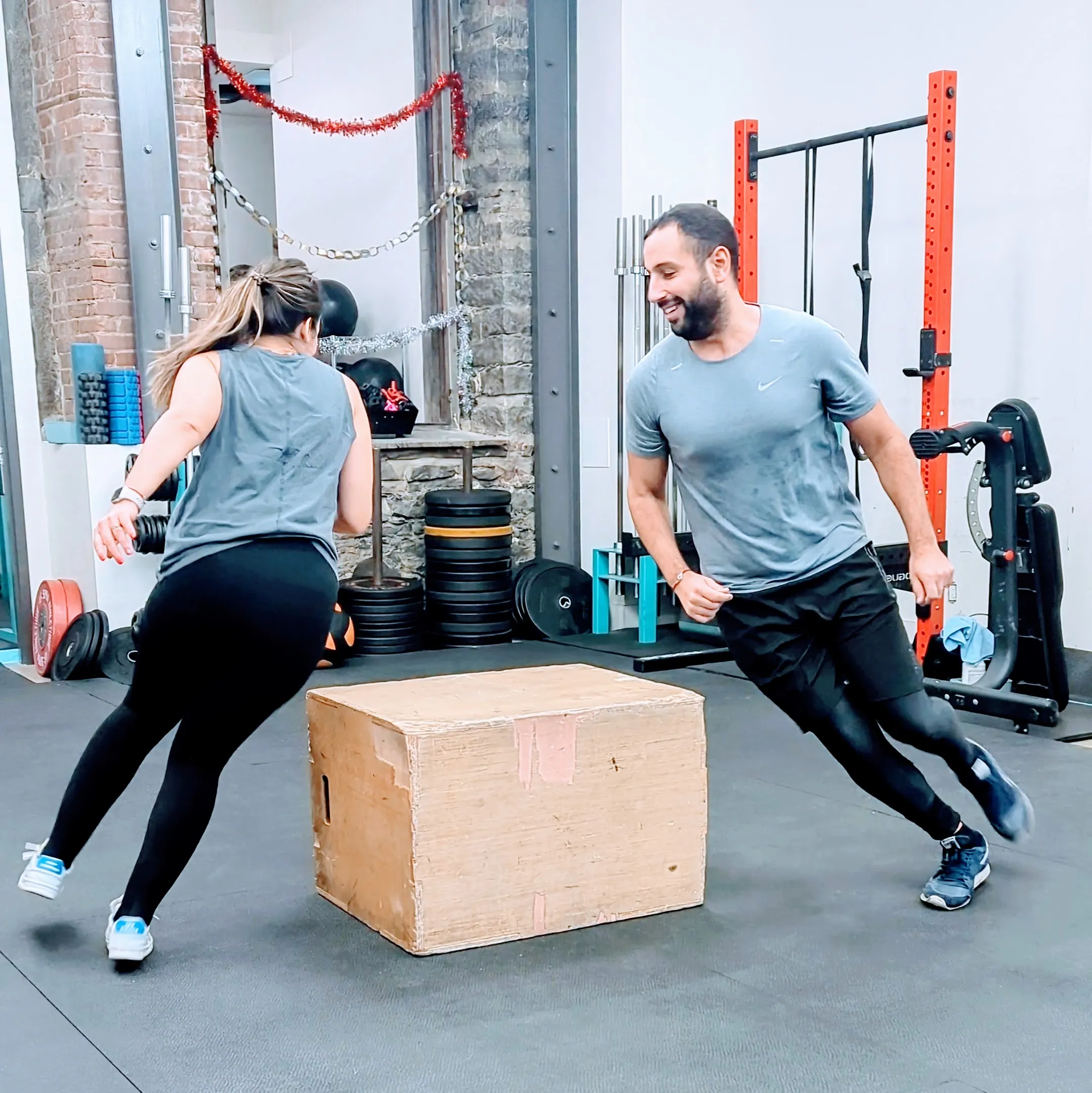 Groupe de femmes s'entraînant ensemble
