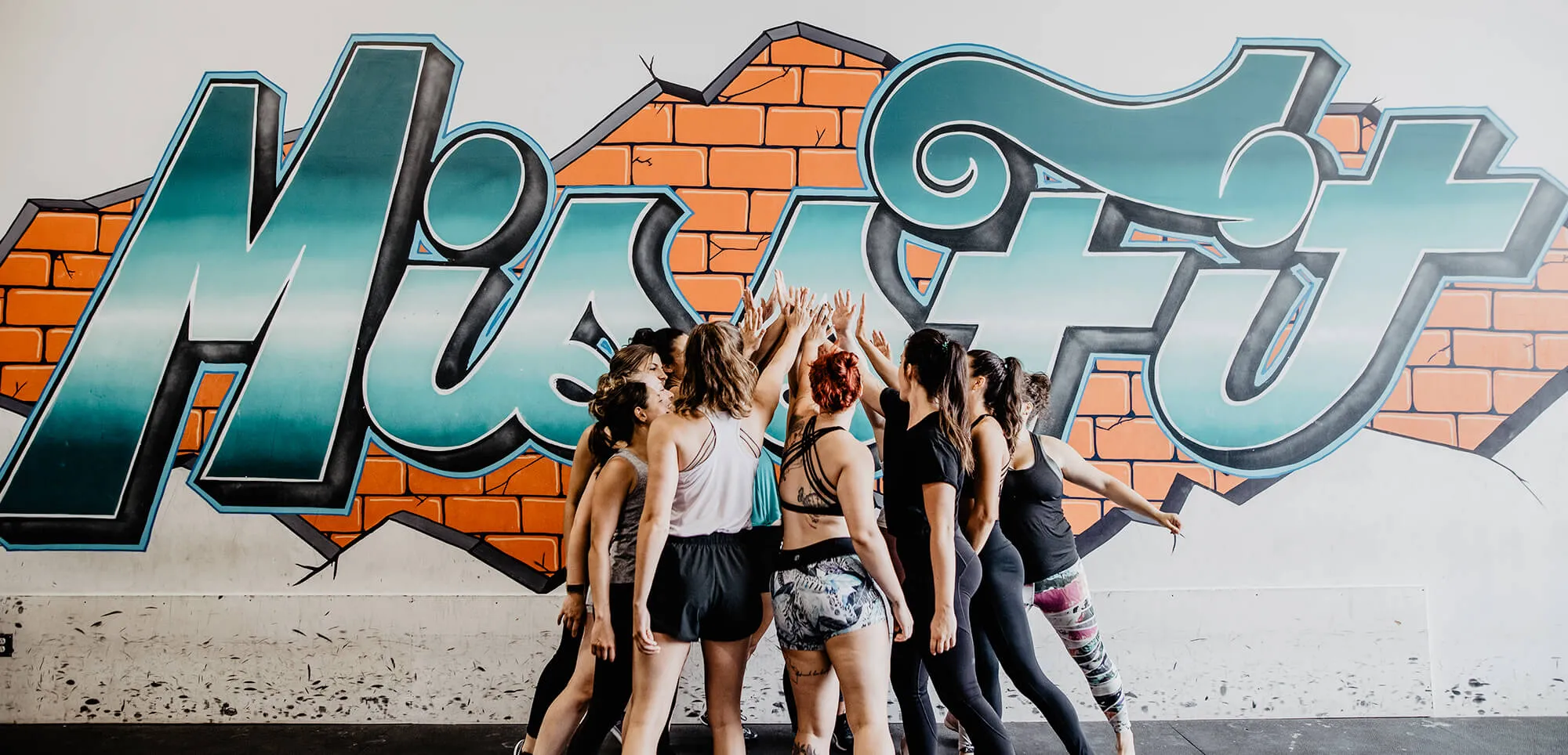 Femmes s'entraînant ensemble dans une ambiance positive