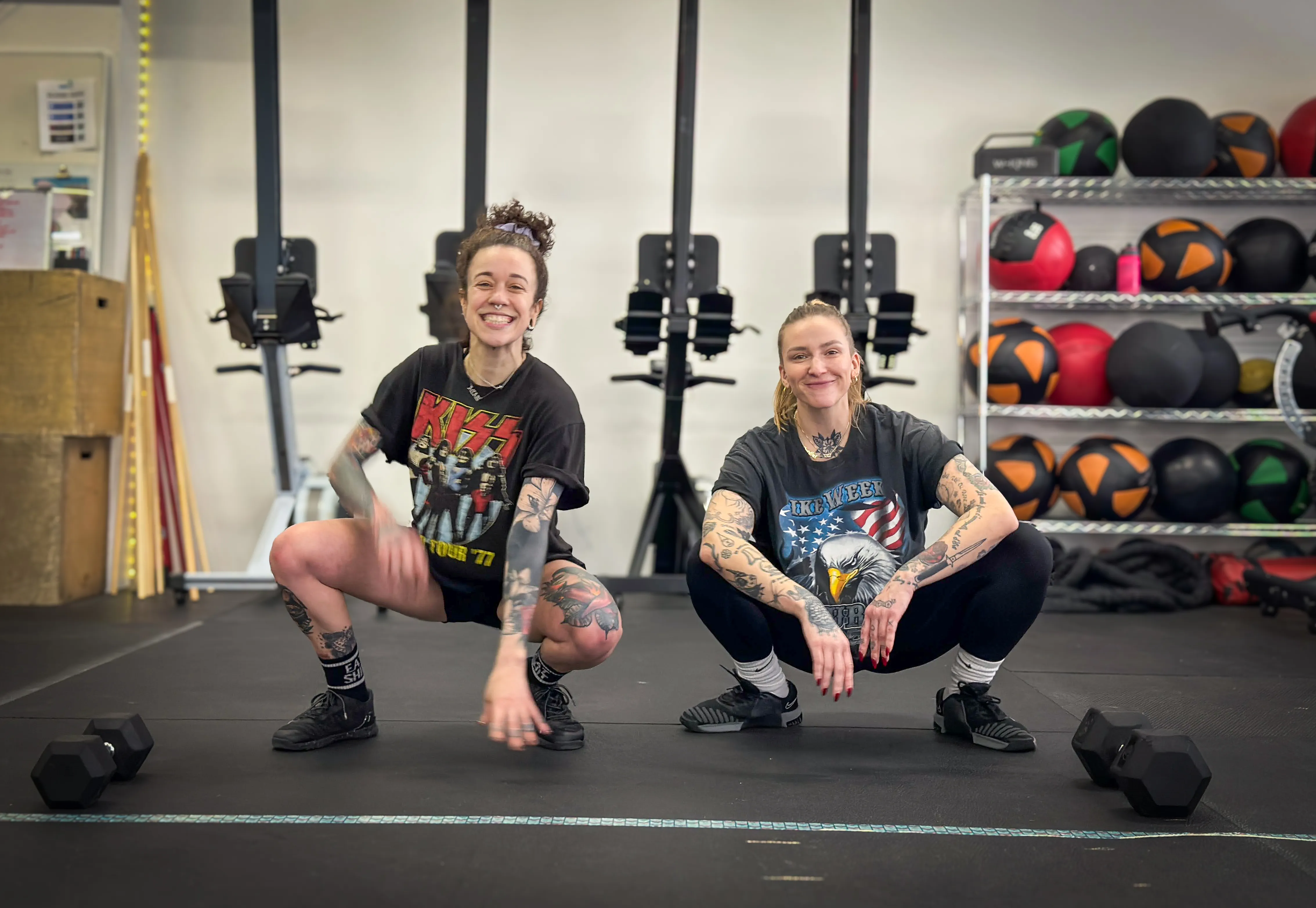 Femme faisant des tractions