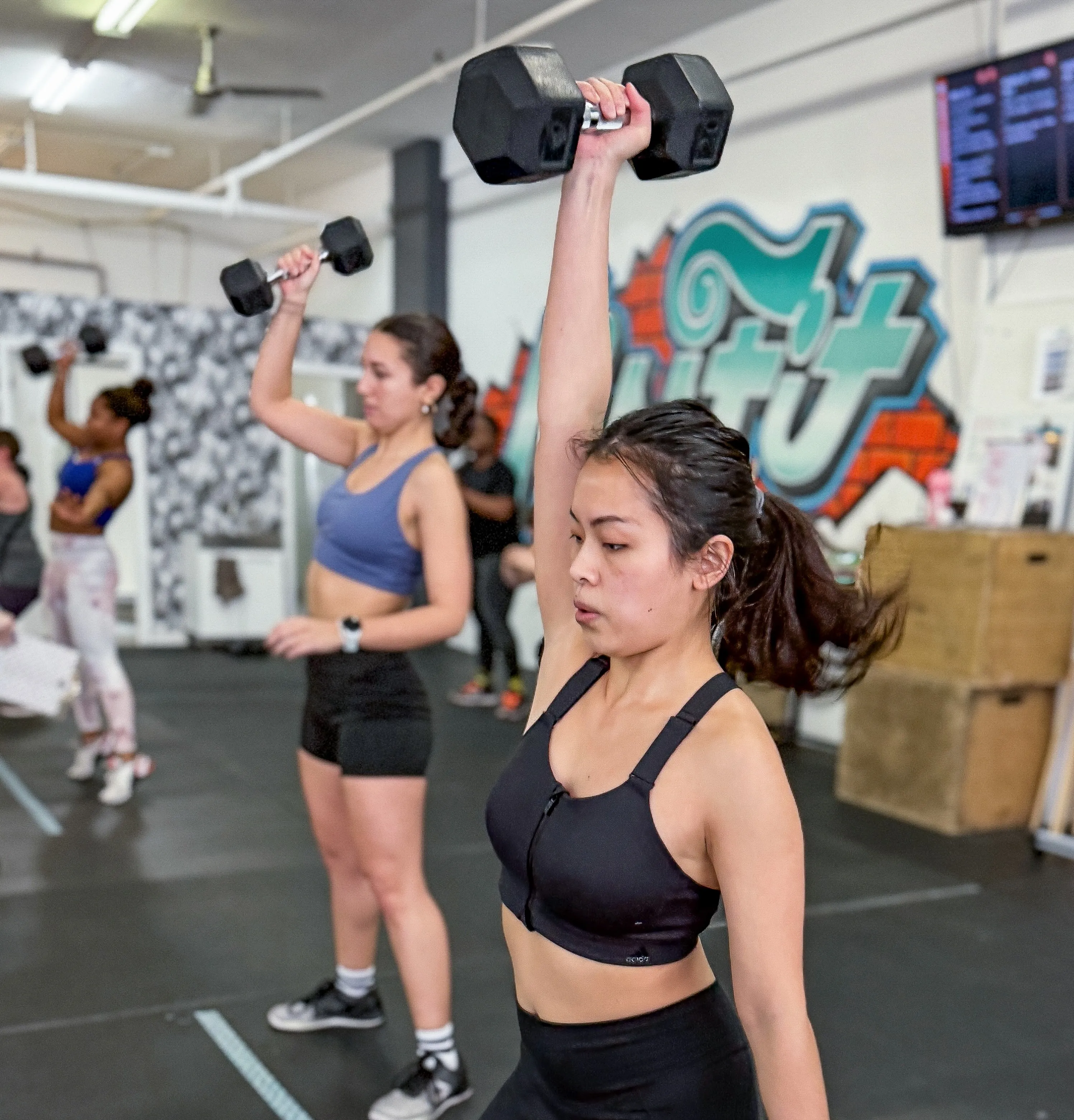 Femme soulevant des poids